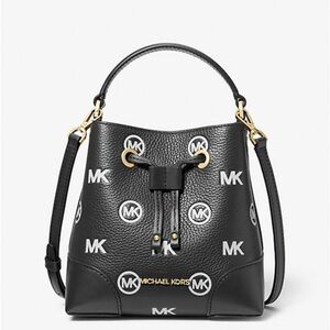 MICHAEL KORS
Mercer Small Logo Embossed Leather Bucket Bag
COLOR BLACK
NWT